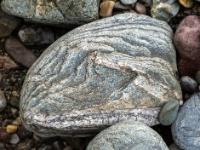 Erhabene Strukturen an grauweißem Stein